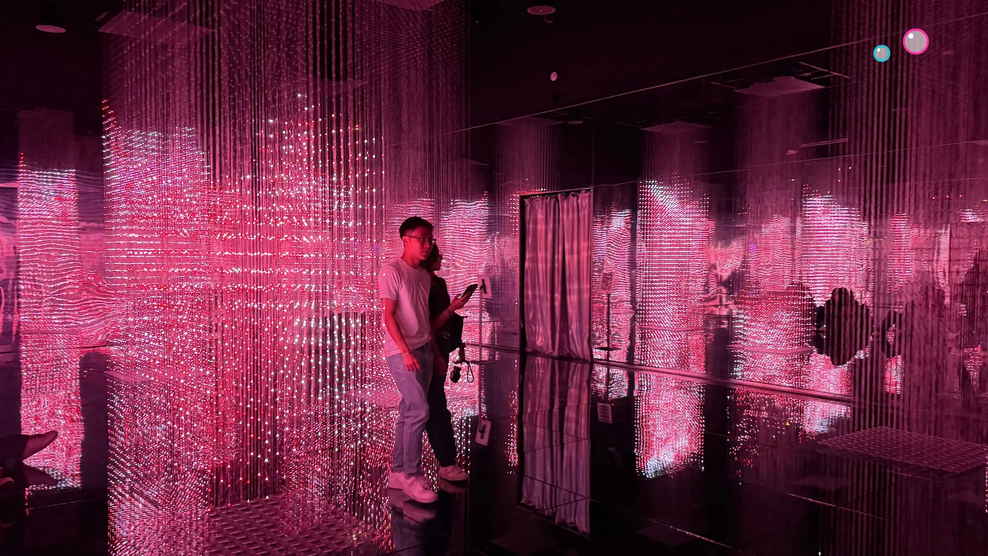INFINITE MIRROR ROOM
